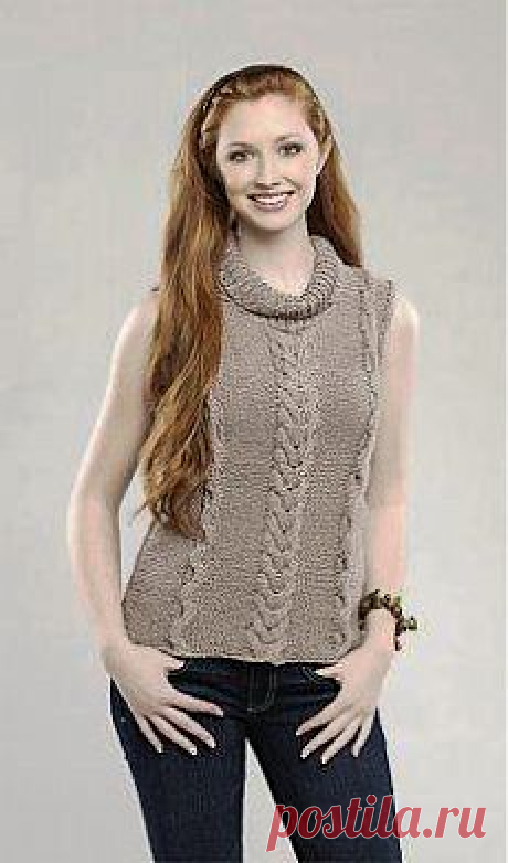 Вязаная безрукавка спицами изнаночной гладью с косами
