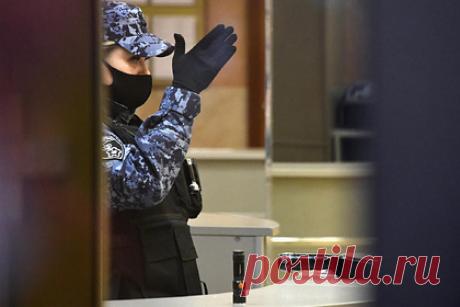 Сотрудница Мариинского театра предстанет перед судом по делу о взятке. В Петербурге перед судом предстанет сотрудница Мариинского театра Инесса Алмазова, обвиняемая во взяточничестве. Она предложила компании, продающей оборудование для раскройки тканей, помочь с заключением договора. Женщина гарантировала постоянную поставку машин в театр за взятку в 1,2 миллиона рублей.