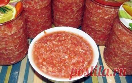 Хреновина классическая на зиму
Состав на 1 л:
1 кг помидоров
600 г корней хрена
3 головки чеснока
2 острых перчика
1 ч. ложка соли
0,5 чайн. ложки сахара
Приготовление:
Приготовление хреновины не составит труда даже начинающим хозяйкам. Зато какой ароматный вкус получается даже у банального бутерброда, стоит лишь смазать его домашней хреновиной.
Для начала корни хрена очистить и перекрутить.
СОВЕТ! Хрен при перекручивании ядренее, чем репчатый лук. Чтобы не лить крокодилов...