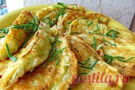 Капустные конвертики в кляре с ветчиной и сыром. Очень вкусно! Начинкой в конвертиках будут сыр и ветчина. Но можно сделать их и с другими мясными продуктами – отварной курицей или мясом, вареной колбасой или добавить жареные грибы.