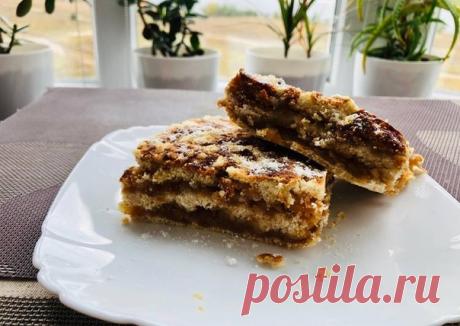 Насыпной пирог

Ингредиенты
1 кг. яблок
1 стакан муки
1 стакан манки
1 стакан сахара (можно и меньше, зависит от сладости яблок)
1 ч.л. Разрыхлителя
1 ч.л. корицы
3 ст.л. мёда
150 гр замороженного масла

Как приготовить
Муку, манку, сахар, разрыхлитель и корицу смешать. Разделить сухую смесь на три порции.
Яблоки почистить и натереть на крупную тёрку и разделить на две порции.
Маленьким кусочком масла смазываем форму для выпекания.
На дно формы распределяем одну порцию сух...