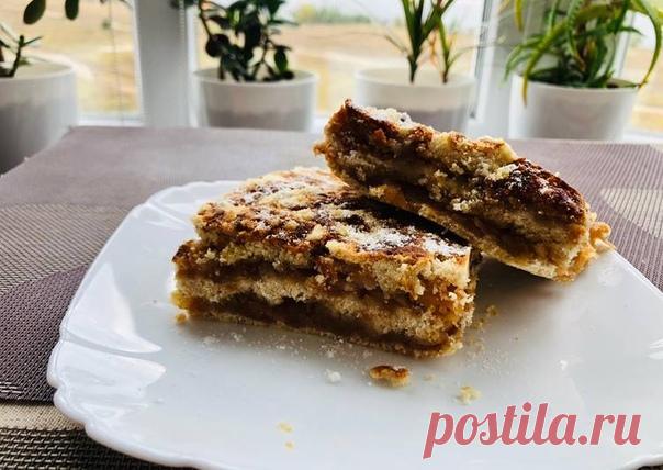 Насыпной пирог

Ингредиенты
1 кг. яблок
1 стакан муки
1 стакан манки
1 стакан сахара (можно и меньше, зависит от сладости яблок)
1 ч.л. Разрыхлителя
1 ч.л. корицы
3 ст.л. мёда
150 гр замороженного масла

Как приготовить
Муку, манку, сахар, разрыхлитель и корицу смешать. Разделить сухую смесь на три порции.
Яблоки почистить и натереть на крупную тёрку и разделить на две порции.
Маленьким кусочком масла смазываем форму для выпекания.
На дно формы распределяем одну порцию сух...