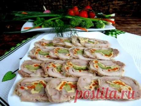 Рулет из куриных окорочков, брокколи и моркови