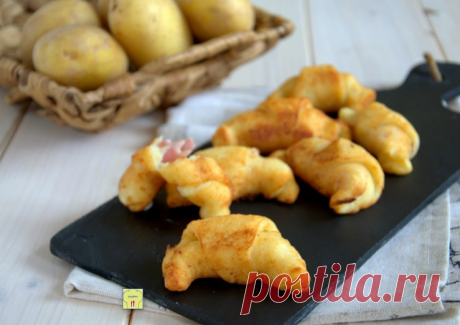 Cornetti di patate prosciutto e formaggio, sfiziosi, gustosi e facili I cornetti di patate prosciutto e formaggio sono degli sfiziosi finger food, gustosi e facili da fare, che conquistano il palato di grandi e piccini.