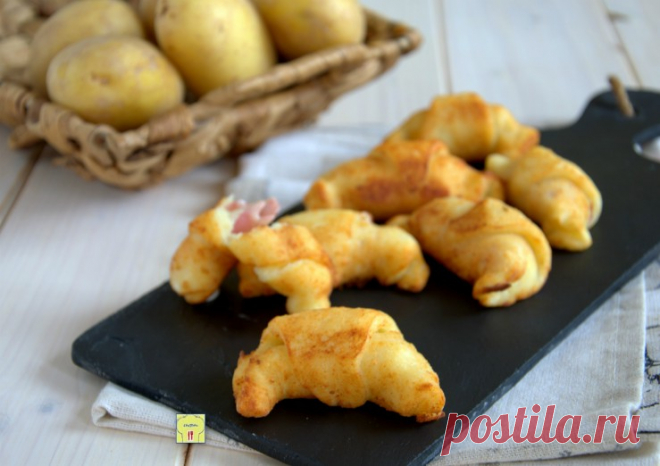 Cornetti di patate prosciutto e formaggio, sfiziosi, gustosi e facili I cornetti di patate prosciutto e formaggio sono degli sfiziosi finger food, gustosi e facili da fare, che conquistano il palato di grandi e piccini.