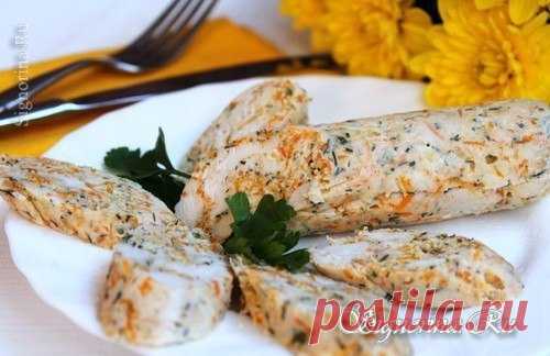 Колбаса из куриного филе с овощами 
на 100грамм - 91.1 ккалБ/Ж/У - 15.98/1.63/2.1 

Ингредиенты: 
Куриное филе - 2 шт 
Яйцо - 1 шт 
Молоко 1% - 70 г 
Морковь - 2 шт 
Чеснок - 5 г 
Укроп - 15 г 
Специи - по вкусу 
Соль, перец - по вкусу 

Приготовление: 
Начинаем с того, что размораживаем филе или отделяем его от грудинной кости. Нарезаем филе кусочками и перемалываем в блендере. Добиваться фарша однородной консистенции не стоит, пусть в нём останутся небольшие кусочки куро...