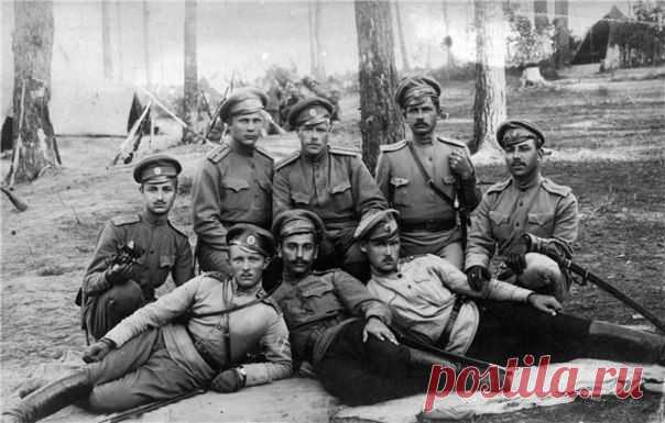 Молодые офицеры Российской Императорской Армии на привале / Историческая справка