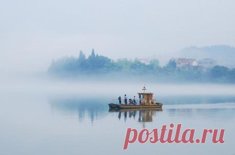 Фотогалерея: Самые красивые фотографии 2013 года - Новости Mail.Ru
Паром плывет через густой туман по реке в китайской провинции Чжэцзян. Июнь 2013 года.