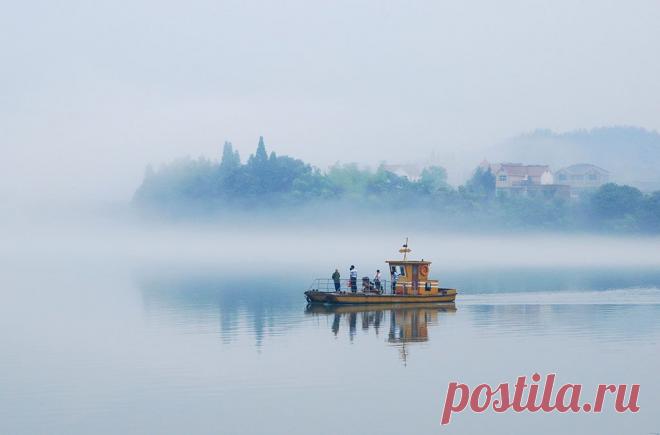 Фотогалерея: Самые красивые фотографии 2013 года - Новости Mail.Ru
Паром плывет через густой туман по реке в китайской провинции Чжэцзян. Июнь 2013 года.