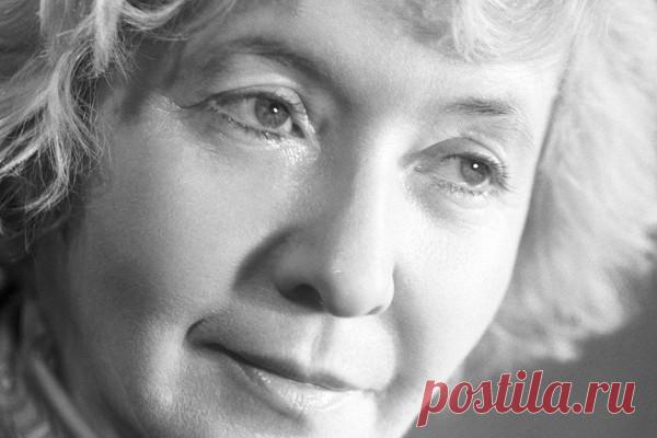 Почему добровольно ушла из жизни советская поэтесса Видео рассказывает о Юлии Друниной, советской поэтессе, создавшей много произведений о войне.