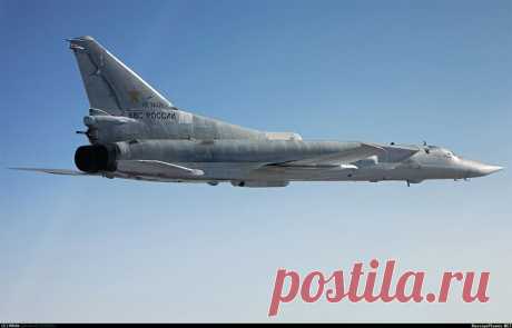 Самолет-разведчик Ту-22МР
Отличия в наличии бортового комплекса разведки, бортовой РЛС, комплекса РЭП
Внешне Ту-22МР отличаются от Ту-22М3 наличием подфюзеляжного обтекателя контейнера разведоборудования, удлиненном гаргротом киля и небольшими идентификационными поверхностями на законцовках консолей крыла.
https://www.airwar.ru/enc/spy/tu22mr.html
Ту-22МР поступили на оснащение ВВС России (в эксплуатации с 1994 года).