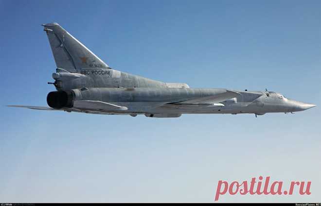 Самолет-разведчик Ту-22МР
Отличия в наличии бортового комплекса разведки, бортовой РЛС, комплекса РЭП
Внешне Ту-22МР отличаются от Ту-22М3 наличием подфюзеляжного обтекателя контейнера разведоборудования, удлиненном гаргротом киля и небольшими идентификационными поверхностями на законцовках консолей крыла.
http://www.airwar.ru/enc/spy/tu22mr.html
Ту-22МР поступили на оснащение ВВС России (в эксплуатации с 1994 года).