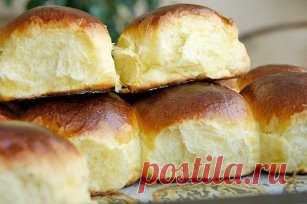 Ванильные булочки
Эти булочки ооочень похожи на те советские булочки за 9 копеек. Они такие же воздушные, мягчайшие, ароматные.... Пока это самые лучшие, которые я пекла, на сегодняшний день.
Понадобится:
На 16 булочек: 
1 пачка (8 г) сухих дрожжей 
600 г муки (возможно больше, так как качество муки отличается) 
250 мл молока 
4 яичных желтка 
100 г сливочного масла 
2 пакетика ванилина 
100 г сахара 
щепотка соли 
Для обмазки: 
1 желток 
2 ст.л. свежих сливок 
Приготовление:
Подогреть моло