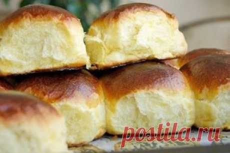 Ванильные булочки
Эти булочки ооочень похожи на те советские булочки за 9 копеек. Они такие же воздушные, мягчайшие, ароматные.... Пока это самые лучшие, которые я пекла, на сегодняшний день.
Понадобится:
На 16 булочек: 
1 пачка (8 г) сухих дрожжей 
600 г муки (возможно больше, так как качество муки отличается) 
250 мл молока 
4 яичных желтка 
100 г сливочного масла 
2 пакетика ванилина 
100 г сахара 
щепотка соли 
Для обмазки: 
1 желток 
2 ст.л. свежих сливок 
Приготовление:
Подогреть моло