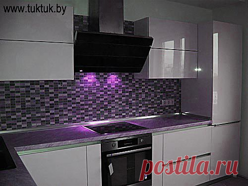 Сиреневая подсветка в кухне