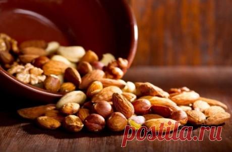 14 продуктов для сердца и сосудов. О пользе некоторых из них вы и не догадывались!  Кардиологи называют их «медленными углеводами» и рекомендуют есть для профилактики болезней сердца и сосудов, пишет «Российская газета». Как известно, углеводы, содержащиеся в крупах, сахаре, хлебе и картофеле, — самые быстрые. К так называемым медленным углеводам относятся зерновые продукты, овощи и фрукты, бобовые, орехи, постное мясо. На переваривание этих продуктов организм тратит много энергии и, как прави…