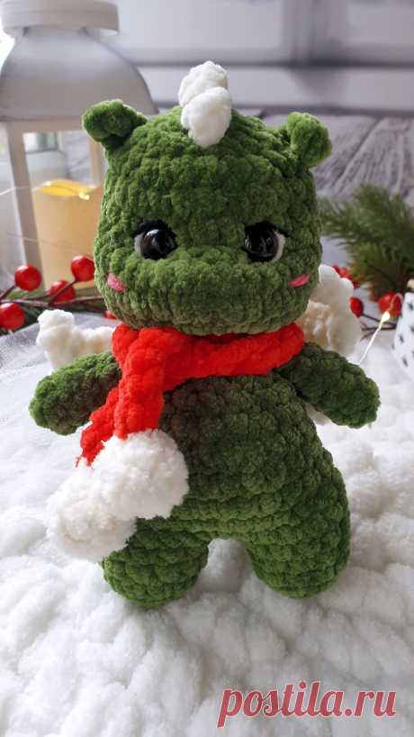 PDF Мини Дракон крючком. FREE crochet pattern; Аmigurumi toy patterns. Амигуруми схемы и описания на русском. Вязаные игрушки и поделки своими руками #amimore - плюшевый дракон в шарфике, маленький дракончик из плюшевой пряжи, динозавр, динозаврик.