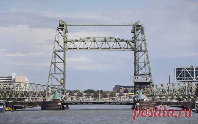 Для прохода яхты Безоса в Роттердаме разберут 144-летний мост. Власти Роттердама согласились разобрать старинный мост Конингсхавен (De Hef, как называют его местные жители) для прохода в море построенной в этом голландском городе трехмачтовой яхты основателя Amazon Джеффа Безоса, сообщает телекомпания Rijnmond.