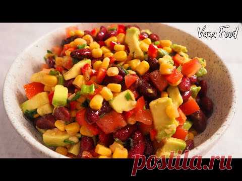Салат Мексиканский с фасолью и кукурузой | консервированная кукуруза — 200 г
==красная консервированная фасоль — 200 г
==томат — 1 шт==сладкий перец — 1 шт==авокадо — 1 шт
==зеленый лук — 2 пера
==кинза — пару веточек
==чеснок — 1 зубчик
==соль — 0,5 ч.л.
==молотый чили перец — 0,5 ч.л.
==оливковое масло — 3 ст.л.
==лайм — 0,5 шт