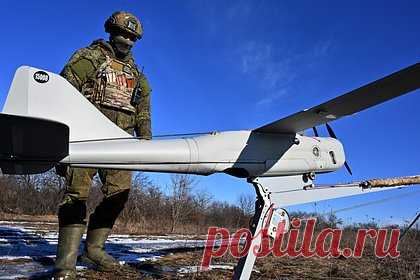 Раскрыты темпы выпуска беспилотных «Орланов». Ежегодно в России производят более тысячи беспилотников «Орлан-10», сообщил генеральный конструктор «Специального технологического центра» Роман Иванов. Он отметил, что «Орланы» — не самые массовые дроны в зоне спецоперации, но за один вылет они выполняют больше задач, чем аппараты с электродвигателями.