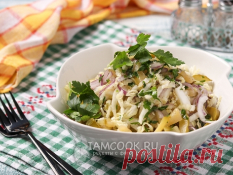 Салат с пекинской капустой, ананасом и маринованным огурцом — рецепт с фото Вкусный и простой салат для постного меню. Ананас привносит в салат ноты сладости и очень гармонично сочетается со всеми ингредиентами.