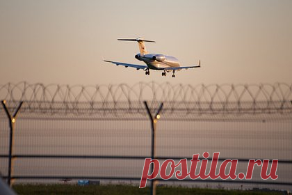 Российские авиакомпании лишатся субсидий за полеты в размере миллиардов рублей. Российские авиакомпании в 2024 году лишатся субсидий за полеты в условиях санкций. Об этом заявил замглавы Минтранса РФ Игорь Чалик на форуме «Транспорт России». По его словам, скорее всего, субсидирование в размере миллиардов рублей в будущем году будет отменено. В 2023 году их размер составил 25,3 миллиарда рублей.