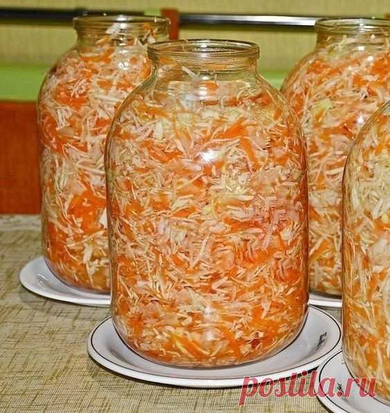 САМАЯ ПРОСТАЯ И ВКУСНАЯ КВАШЕНАЯ КАПУСТА
Не ругайтесь, опытные кулинары. Хочу поделится с неопытными) Даже не думала, что сама могу удивиться такому простому способу приготовления нашего любимого зимнего блюда. Поразил результат. Такую хрустящую, сочную, идеальную в плане соль-сахар капусту я пробовала лишь однажды. Та капуста созревала до пика вкусности в дубовой бочке, да с какими-то секретными добавками-травками. И я смирилась, что такую уже никогда не попробую. Но вот ...