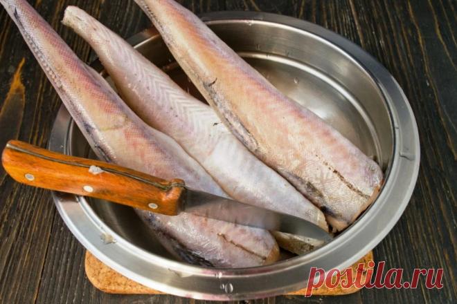 Я просто посыпаю минтай крахмалом, добавляю пару яиц и готовлю настоящую 