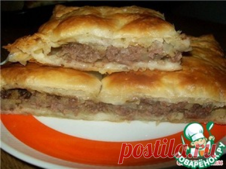 Пирог из слоеного теста с мясом
