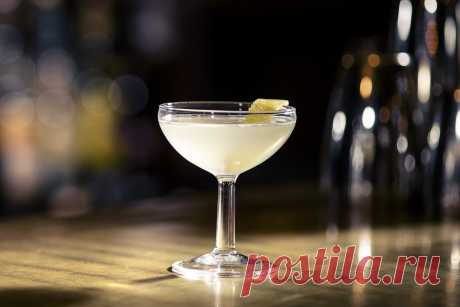 Классический коктейли, которые ещё не завоевали всеобщую любовь | Чёрт побери И где их пить. 1. Algonquin В составе сухой вермут, ржаной виски и ананасовый сок Легенда: Коктейль появился в стенах отеля «Алгонкин» на Манхэттене – отсюда и название. Журналист Мердок Пембертон и театральный критик Александр Вуллкот отправились в отель на обед с парой друзей. На следующий день они решили повторить – и сели за тот же стол. Так началась история «Алгонкинского круглого стола», за...