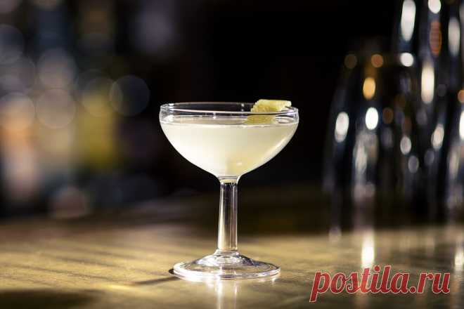 Классический коктейли, которые ещё не завоевали всеобщую любовь | Чёрт побери И где их пить. 1. Algonquin В составе сухой вермут, ржаной виски и ананасовый сок Легенда: Коктейль появился в стенах отеля «Алгонкин» на Манхэттене – отсюда и название. Журналист Мердок Пембертон и театральный критик Александр Вуллкот отправились в отель на обед с парой друзей. На следующий день они решили повторить – и сели за тот же стол. Так началась история «Алгонкинского круглого стола», за...