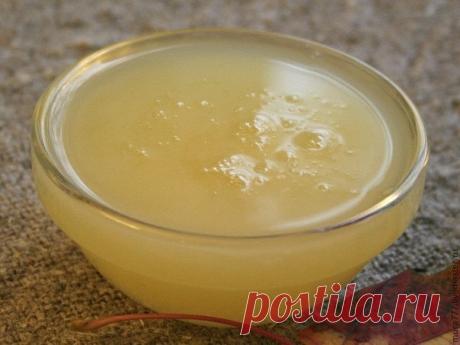 Натуральный шампунь для здоровья волос

Учимся обходиться без шампуней промышленного производства. Все из натуральных ингредиентов, результат потрясающий - как будто после СПА-салона!

Ингредиенты:

 1 банан
 1 желток
 1 лимон (сок)
 от себя добавила 1 мл Д-пантенола и 5 капель экстракта облепихи
 по 1 ампуле витаминов В6 и В 12

За 2 недели использования я помыла голову шампунем 1 раз, когда до этого 3 раза в неделю мыла. Эффект меня потряс!!!! Чистые волосы, блестящие, а...