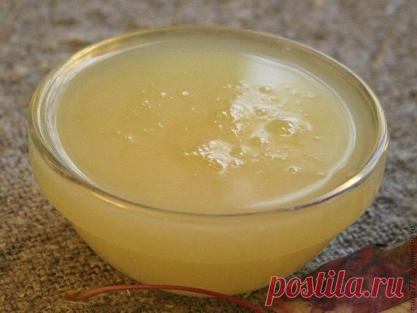 Натуральный шампунь для здоровья волос

Учимся обходиться без шампуней промышленного производства. Все из натуральных ингредиентов, результат потрясающий - как будто после СПА-салона!

Ингредиенты:

 1 банан
 1 желток
 1 лимон (сок)
 от себя добавила 1 мл Д-пантенола и 5 капель экстракта облепихи
 по 1 ампуле витаминов В6 и В 12

За 2 недели использования я помыла голову шампунем 1 раз, когда до этого 3 раза в неделю мыла. Эффект меня потряс!!!! Чистые волосы, блестящие, а...