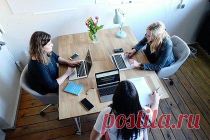 Раскрыта связь между строгим дресс-кодом и продуктивностью россиян на работе. Сервис «Работа.ру» совместно с ювелирным брендом Sokolov провели исследование и выяснили, как россияне относятся к строгому дресс-коду на работе. Большинство респондентов (62 процента) уверены, что регламент по внешнему виду не влияет на их продуктивность. С ними не согласились остальные 38 процентов.