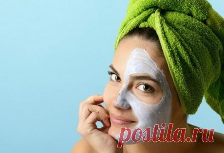 "Королевская" маска для лица 

Рецепт чрезвычайно эффективной омолаживающей маски, которую рекомендуется делать дома уже с 25 лет... 

Ингредиенты: 

100 г сливок 
1 яичный желток 
1 столовая ложка меда 
2 столовые ложки коньяка 
1 столовая ложка лимонного сока 

Ингредиенты растереть и нанести на лицо на 1 час. После удалить остатки маски теплой водой. 

Такая королевская маска придаст коже гладкость и бархатистость, а также слегка осветляет цвет лица. Остатки крема можно...