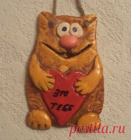 Сувенир "Это тебе" (био керамика)
Вот такой хитрющий, но добрый котяра у меня получился. 
#соленоетесто #своимируками #рукоделие #биокерамика #сувенир #подарокдлянастроения #купить #подзаказ #идеи #handmade #интернетмагазин