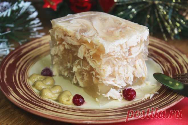 Холодец из куриных бедер, голени и грудки - пошаговый кулинарный рецепт приготовления с фото, шаг за шагом.
 Ингредиенты
	бедро курицы - 0,5 кг
	голень куриная - 0,5 кг
	грудка куриная - 0,5 кг
	лук репчатый - 1 головка
	морковь - 2 шт.
	лавровый лист - 4 лаврушка
	перец горошек - несколько
	чеснок - 2-3 зубчика
	соль - по вкусу