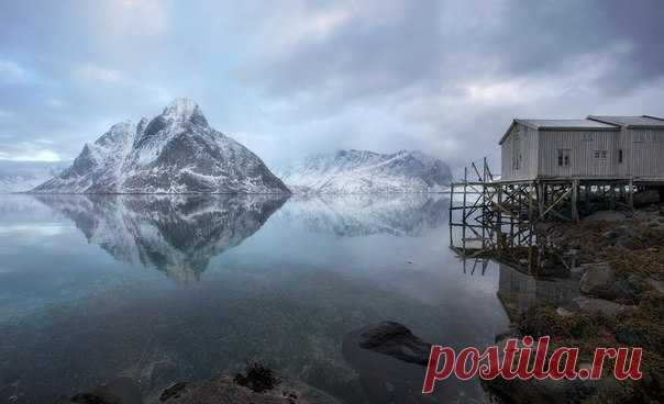 «Пробуждение». Рыбацкая деревушка Сакрисой, Лофотенские острова. Автор фото – Сергей Луканкин: nat-geo.ru/photo/user/49638/