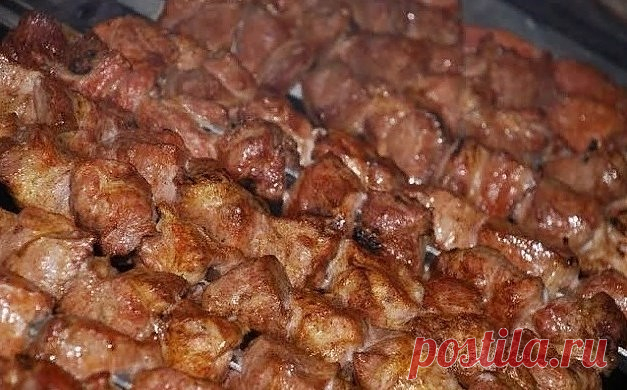 Фантастически мягкое мясо на шашлыки за полчаса. Сохрани себе на страницу, чтобы не потерять этим летом! 

3 способа: 

1. Рецепт весьма прост. На 2 кг мяса — 1 большой киви или 2 маленьких. Спелые разминаем руками и перемешиваем с мясом, а твёрдые киви режем на мелкие кусочки и тоже перемешиваем с мясом. Специи и лук — как любите. Мясо всегда становилось мягким всего за полчаса!!! 

2. Два граната (желательно не гранатовый сок, а именно гранат), либо стакан сока, 2/3 стак...