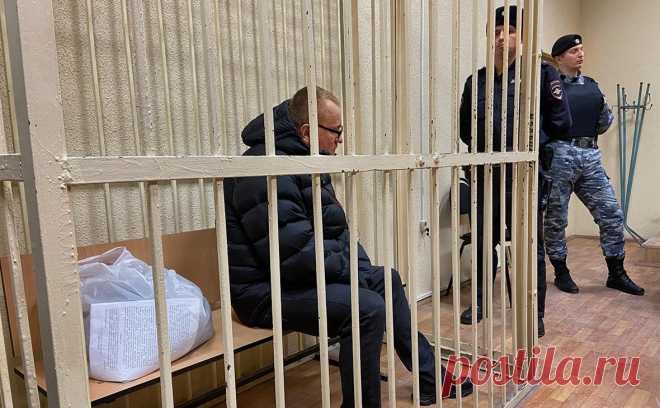 Отца стрелявшей в Брянске школьницы обвинили в доведении до самоубийства. Дмитрия Афанаскина, отца школьницы, которая 7 декабря устроила стрельбу в брянской гимназии № 5 и потом покончила с собой, обвинили по еще одной статье — о доведении до самоубийства («а» ч.