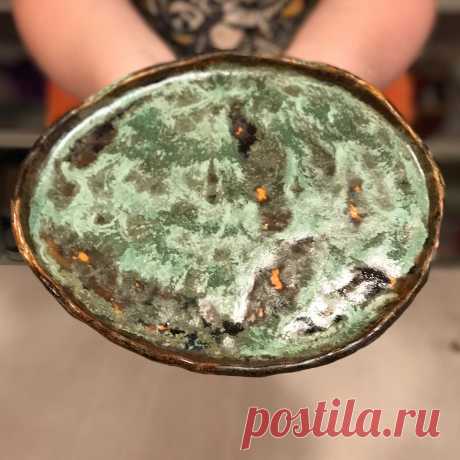 Публикация Оксана Чернова в Instagram • Июн 6 2017 в 5:25 UTC 66 отметок «Нравится», 1 комментариев — Оксана Чернова (@korniloksa) в Instagram: «Тарелка из шамота. #посуднаялавкаоксанычерновой #ручнаяработа #керамикаручнойработы #зеленаязеленая…»