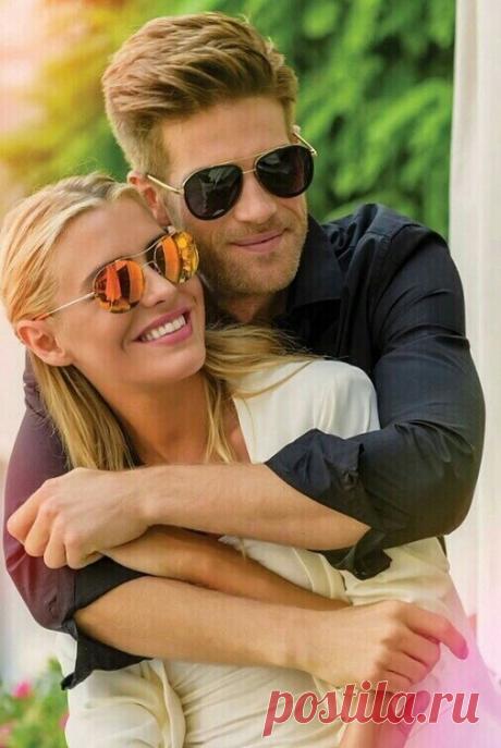 Я – вредное счастье твоё, что свалилось на плечи,
Обрушилось так, что уже от него не сбежать…
Ты знаешь, такую любовь даже время не лечит…
Но если бунтую, бессмысленно спор продолжать…

Попробуй обнять, обещаю, что сдамся без боя…
И всплеск феромонов изменит тревогу на страсть…
Я счастлива очень, когда просыпаюсь с тобою…
Такую любовь из души невозможно украсть.

Я – вредное счастье твоё… Набирайся терпенья,
Ведь резко ответишь, и будет обида до слёз…
Но лечится всё поцелу...