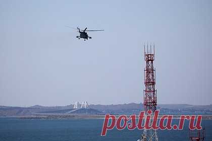 Реверсивное движение на Крымском мосту ввели только у разрушенного участка. Проезд по Крымскому мосту открыт по двум полосам, кроме реверса у поврежденного участка. Источник напомнил, что движение по большей части Крымского моста осуществляется по двум полосам правого пролета со стороны Краснодарского края. Как объяснили в НАК, мост атаковали два надводных беспилотника Украины.