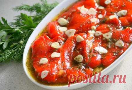 Маринованные печёные перцы 

Ингредиенты 
-перец сладкий красный 4 шт. 
-чеснок 4 зубчика 
-сушеный базилик 1 ч. л. 
-соль 1 ч. л. 
-сахар 0,5 ч.л. 
-перец черный горошком 7 шт. 
-оливковое масло 1 ст. л. 
-уксус бальзамический 1 ст.л. 
-лимонный сок 1 ст.л. 

Приготовление
Перцы моем, сушим. Выкладываем на решётку и запекаем в духовке при температуре 200 градусов в режиме гриля. 
Через 20 минут кожица на перцах вздувается и местами покрывается подпалинами. Перцы осторожно...