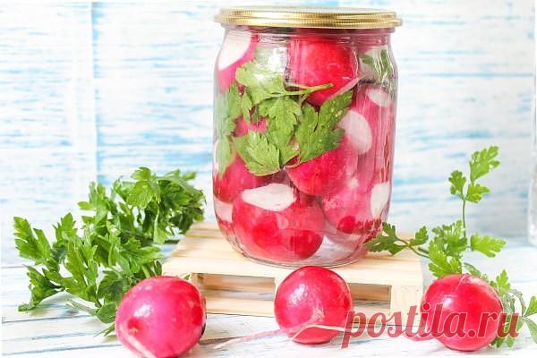 Консервированный редис.

Это один из самых вкусных вариантов консервирования редиса. Вкус получается как у корнишонов. 
 
Ингредиенты: 
 
Редис (свежий) — 1 кг 
Укроп (свежий) — 1 пучок 
Вода — 1 л 
Чеснок — 5 зуб. 
Перец черный (горошек) — 5 шт 
Уксус (9 %.) — 2 ст. л. 
Соль - 2 ст. л. 
Лавровый лист — 2 шт 
 
Приготовление: 
 
Для начала стерилизуем банки удобным вам способом. Крышки прокипятить 
 
Обрабатываем редис, чеснок и укроп. Редис и чеснок нарезаем толстыми круж...