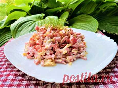 Салат с копченой колбасой, помидорами и сыром