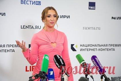 Бузова рассказала о романе с бандитом из Санкт-Петербурга. Российская певица и телеведущая Ольга Бузова рассказала об отношениях с бандитом из Санкт-Петербурга. По словам певицы, в отношениях деньги для нее никогда не имели значения. Бузова призналась, что первый мужчина, с которым у нее была любовь, являлся бандитом, который жил с ней на съемной квартире на ее стипендию.