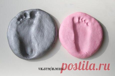 1/2 ст. соли, 1/2 ст. муки, 1/4 ст. воды. Замесите тесто. Сделайте отпечаток ноги ребенка. Выпекайте 3 часа при 200C'. Повторять каждое лето :) Можно сделать тропинку из этих следов))