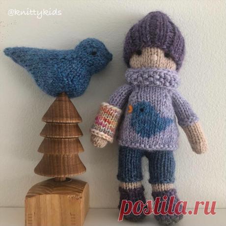 💜🐦 A little girl broke her arm, so her Grandma decided to give her a custom Knitty Kid. Granddaughter’s favourite colour is currently 💜 purple, she likes 🐦 birds, and didn’t want a white cast. 

Oh, and naturally this Knitty cast comes off, slightly more easily than the real cast will. Swipe to see casts. 😁

(The bird is not for sale, but you can buy the pattern from @rabbitholeknits )