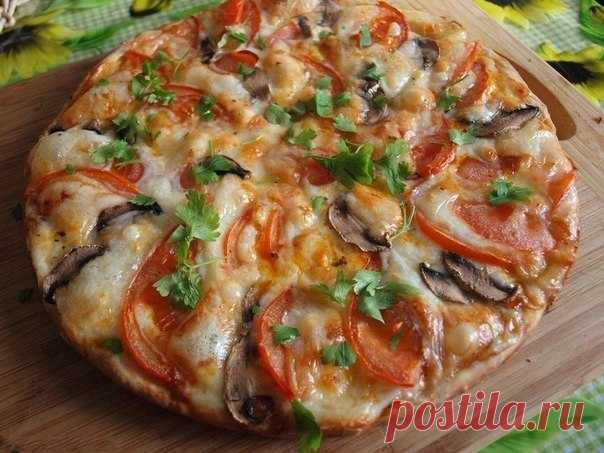 Сырная пицца с вкусным соусом